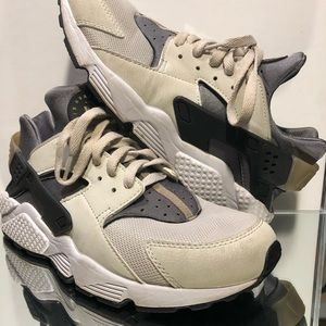 Nike Air Huarache size 9..... GREAT CONDITION 9/10
